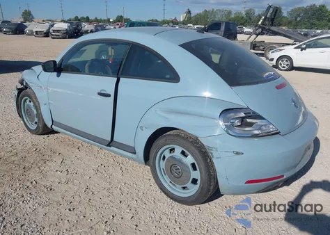 2015 Volkswagen Beetle 1.8T Fleet Edition z USA, uszkodzony, nr VIN 3VWF17AT1FM645428